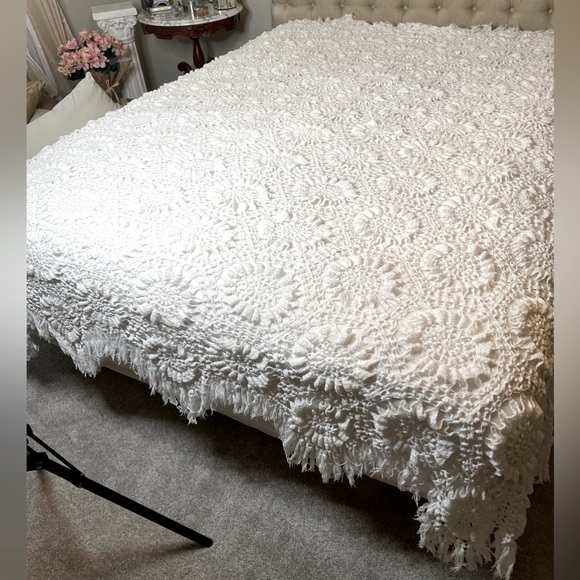 Vintage White crocheted raised floral medallions queen Bedspread fringe boho